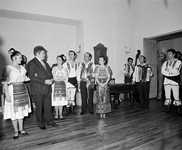 855710 Afbeelding van burgemeester H.J.L. Vonhoff met vermoedelijk een Joegoslavische muziek- en dansgroep tijdens de ...